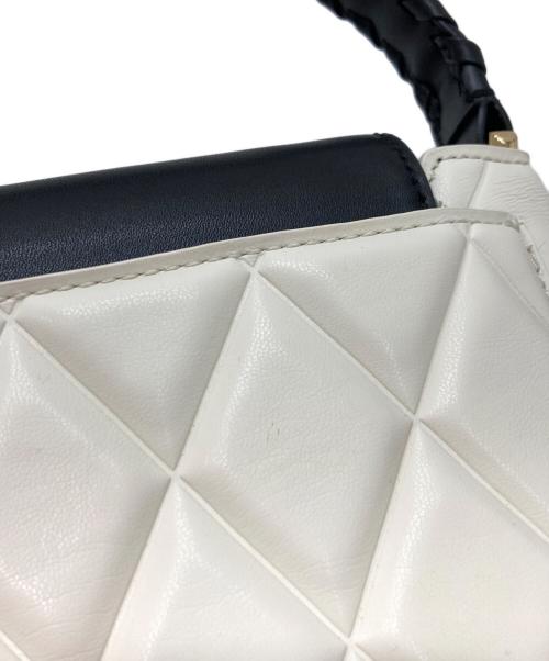 CHARLES & KEITH（チャールズアンドキース）CHARLES & KEITH (チャールズ＆キース) アルウェン ブレードストラップトップハンドルバッグ ホワイト×ブラックの古着・服飾アイテム