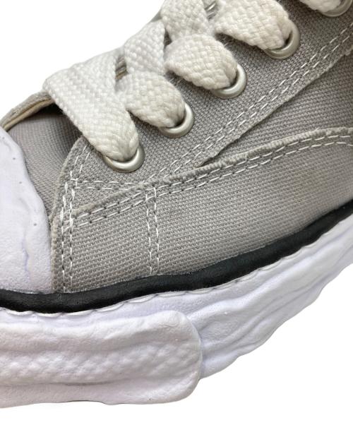 Maison MIHARA YASUHIRO（メゾン ミハラ ヤスヒロ）Maison MIHARA YASUHIRO (メゾン ミハラ ヤスヒロ) PETERSON グレー×ホワイト サイズ:39の古着・服飾アイテム