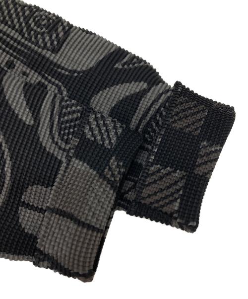 me ISSEY MIYAKE（ミーイッセイ ミヤケ）me ISSEY MIYAKE (ミーイッセイ ミヤケ) トーテムポール柄プリーツカットソー ブラック サイズ:-の古着・服飾アイテム