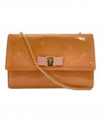 Salvatore Ferragamoサルヴァトーレ フェラガモ）の古着「ヴァラリボンエナメルチェーンショルダーバッグ」｜オレンジ