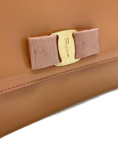 Salvatore Ferragamo（サルヴァトーレ フェラガモ）Salvatore Ferragamo (サルヴァトーレ フェラガモ) ヴァラリボンエナメルチェーンショルダーバッグ オレンジの古着・服飾アイテム