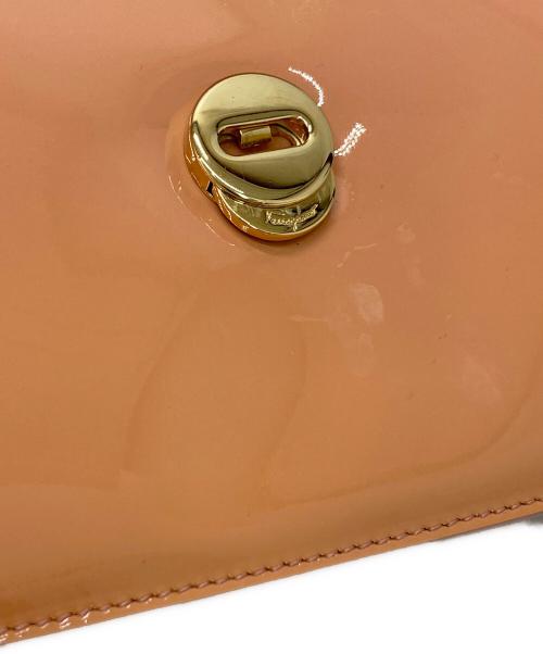 Salvatore Ferragamo（サルヴァトーレ フェラガモ）Salvatore Ferragamo (サルヴァトーレ フェラガモ) ヴァラリボンエナメルチェーンショルダーバッグ オレンジの古着・服飾アイテム