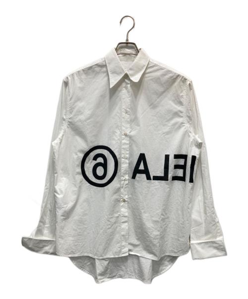 MM6 Maison Margiela（エムエムシックスメゾンマルジェラ）MM6 Maison Margiela (エムエムシックスメゾンマルジェラ) リバースロゴオーバーシャツ ホワイト サイズ:38の古着・服飾アイテム