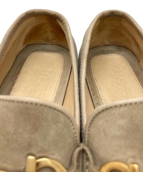 Salvatore Ferragamo（サルヴァトーレ フェラガモ）Salvatore Ferragamo (サルヴァトーレ フェラガモ) ローファー ベージュ サイズ:6 1/2 EEの古着・服飾アイテム