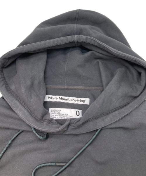 WHITE MOUNTAINEERING（ホワイトマウンテ二アニング）WHITE MOUNTAINEERING (ホワイトマウンテ二アニング) LOGO HALF PRINTED HOODIE チャコールグレーの古着・服飾アイテム