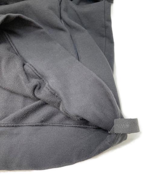 WHITE MOUNTAINEERING（ホワイトマウンテ二アニング）WHITE MOUNTAINEERING (ホワイトマウンテ二アニング) LOGO HALF PRINTED HOODIE チャコールグレーの古着・服飾アイテム