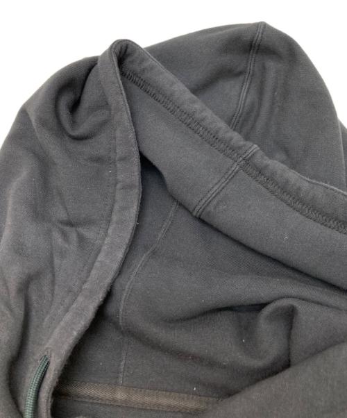 WHITE MOUNTAINEERING（ホワイトマウンテ二アニング）WHITE MOUNTAINEERING (ホワイトマウンテ二アニング) LOGO HALF PRINTED HOODIE チャコールグレーの古着・服飾アイテム