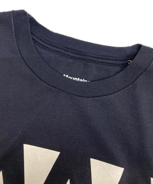 WHITE MOUNTAINEERING（ホワイトマウンテ二アニング）WHITE MOUNTAINEERING (ホワイトマウンテ二アニング) WM LOGO PRINTED T-SHIRT ブラックの古着・服飾アイテム