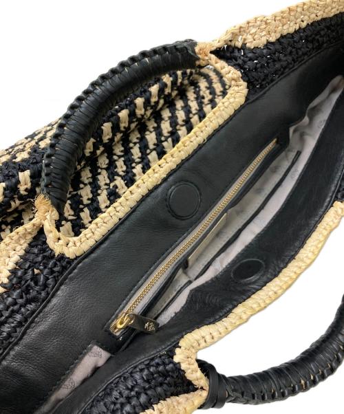 HELEN KAMINSKI（ヘレンカミンスキー）HELEN KAMINSKI (ヘレンカミンスキー) チャーム付ラフィアバッグ ブラック×ベージュの古着・服飾アイテム