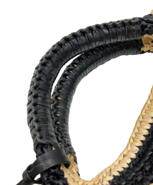 HELEN KAMINSKI（ヘレンカミンスキー）HELEN KAMINSKI (ヘレンカミンスキー) チャーム付ラフィアバッグ ブラック×ベージュの古着・服飾アイテム