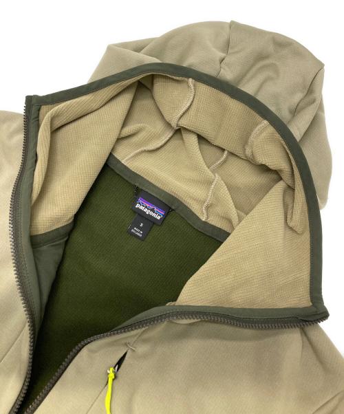 Patagonia（パタゴニア）Patagonia (パタゴニア) R1 サーマル・フルジップ・フーディ ベージュ×グリーン サイズ:S 未使用品の古着・服飾アイテム