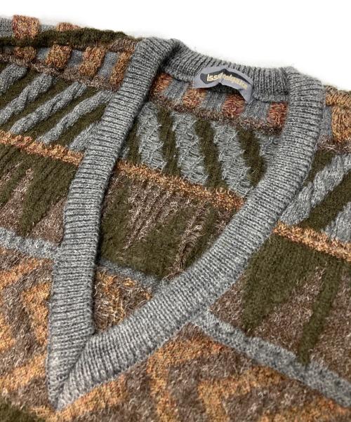 ISSEY MIYAKE（イッセイミヤケ）ISSEY MIYAKE (イッセイミヤケ) Vネック3Dニット グレー サイズ:FREEの古着・服飾アイテム