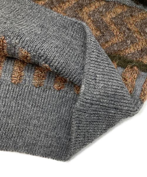 ISSEY MIYAKE（イッセイミヤケ）ISSEY MIYAKE (イッセイミヤケ) Vネック3Dニット グレー サイズ:FREEの古着・服飾アイテム