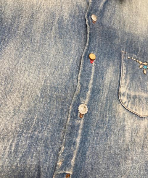 TMT（ティーエムティー）TMT (ティーエムティー) フラワースタッズデニムウエスタンシャツ インディゴ サイズ:Mの古着・服飾アイテム