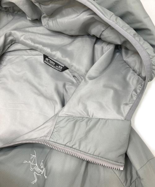 ARC'TERYX（アークテリクス）ARC'TERYX (アークテリクス) ATOM HOODY グレー サイズ:Mの古着・服飾アイテム