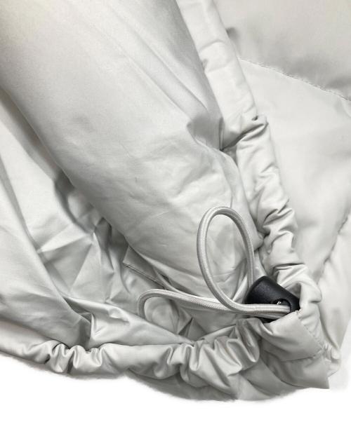 FACETASM（ファセッタズム）FACETASM (ファセッタズム) 66NORTH (シックスティシックスノース) KATLA DOWN JACKET ホワイト×ブラック サイズ:Mの古着・服飾アイテム