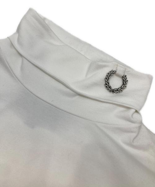 FRED PERRY（フレッドペリー）FRED PERRY (フレッドペリー) RAF SIMONS (ラフシモンズ) Laurel Wreath Detail Roll Neck Shirt ホワイト サイズ:Sの古着・服飾アイテム