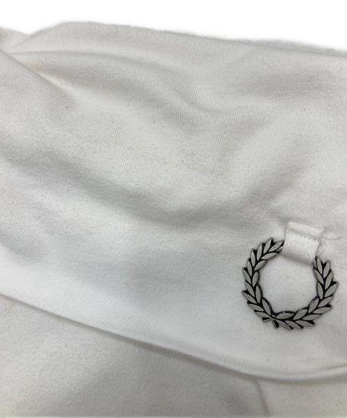 FRED PERRY（フレッドペリー）FRED PERRY (フレッドペリー) RAF SIMONS (ラフシモンズ) Laurel Wreath Detail Roll Neck Shirt ホワイト サイズ:Sの古着・服飾アイテム