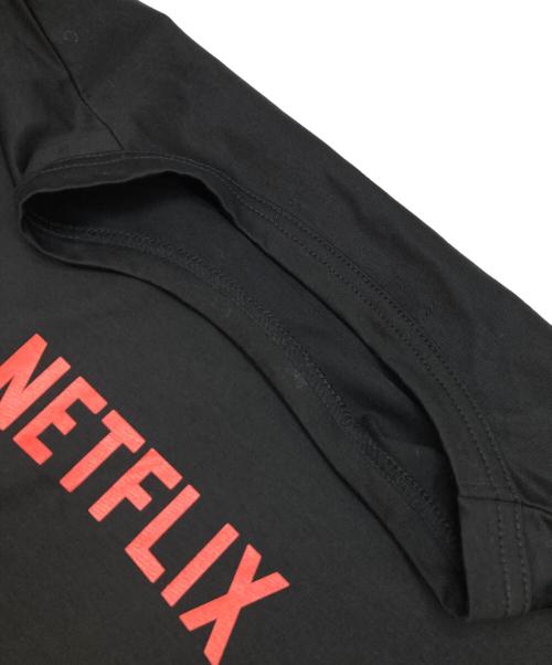 JUNYA WATANABE MAN（ジュンヤワタナベマン）JUNYA WATANABE MAN (ジュンヤワタナベマン) 綿度詰め天竺 プリント NETFLIX Tシャツ ブラック サイズ:Lの古着・服飾アイテム