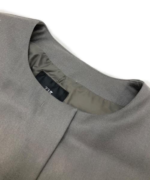 23区（ニジュウサンク）23区 (ニジュウサンク) ノーカラーダウンジャケット グレー サイズ:36の古着・服飾アイテム