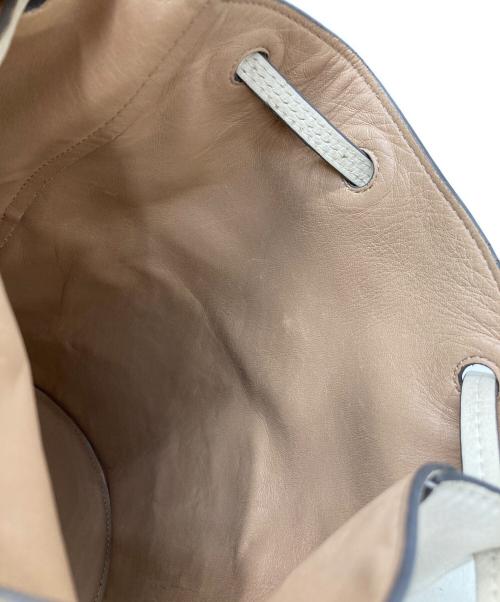 J&M DAVIDSON（ジェイ＆エム デヴィッドソン）J&M DAVIDSON (ジェイ＆エム デヴィッドソン) ミニデイジー スタッズ ハンドバッグ ホワイトの古着・服飾アイテム