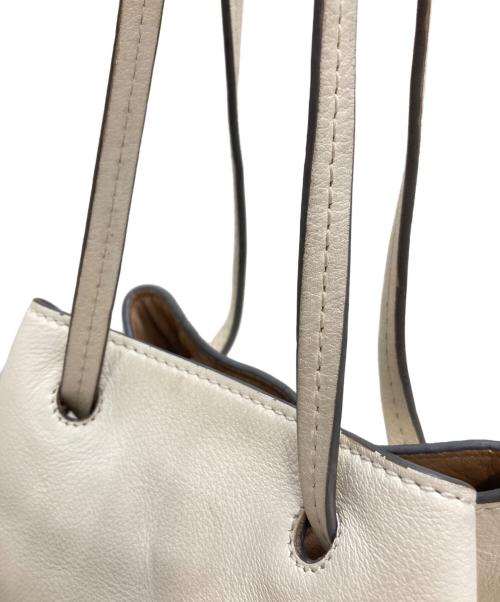 J&M DAVIDSON（ジェイ＆エム デヴィッドソン）J&M DAVIDSON (ジェイ＆エム デヴィッドソン) ミニデイジー スタッズ ハンドバッグ ホワイトの古着・服飾アイテム