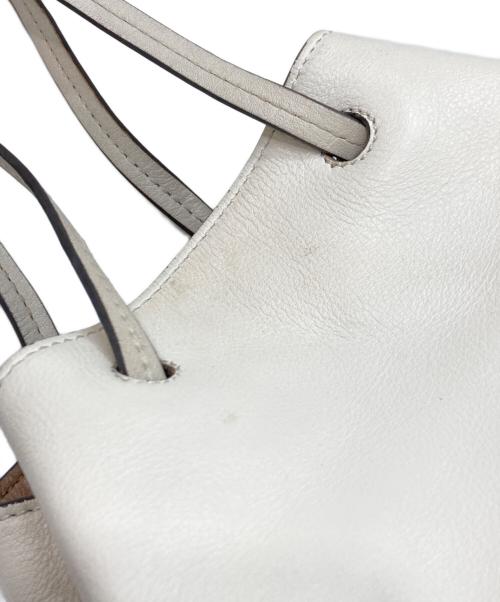 J&M DAVIDSON（ジェイ＆エム デヴィッドソン）J&M DAVIDSON (ジェイ＆エム デヴィッドソン) ミニデイジー スタッズ ハンドバッグ ホワイトの古着・服飾アイテム