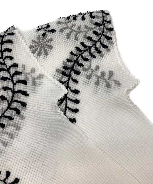 me ISSEY MIYAKE（ミーイッセイ ミヤケ）me ISSEY MIYAKE (ミーイッセイ ミヤケ) ハイネックプリーツカットソー ホワイト サイズ:－の古着・服飾アイテム