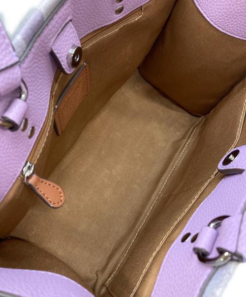 COACH（コーチ）COACH (コーチ) デンプシー キャリーオール シグネチャー ジャカード ウィズ ストライプ アンド コーチ パッチ パープルの古着・服飾アイテム