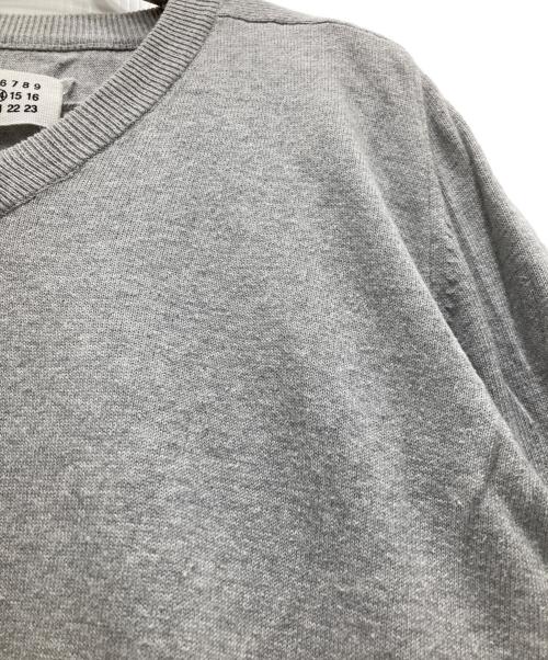 Maison Margiela 14（メゾンマルジェラ 14）Maison Margiela 14 (メゾンマルジェラ 14) エルボーパッチVネックニット グレー サイズ:Mの古着・服飾アイテム