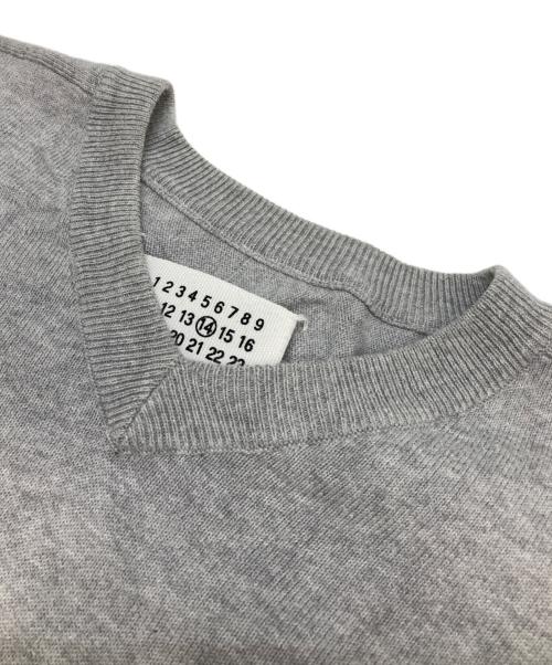 Maison Margiela 14（メゾンマルジェラ 14）Maison Margiela 14 (メゾンマルジェラ 14) エルボーパッチVネックニット グレー サイズ:Mの古着・服飾アイテム