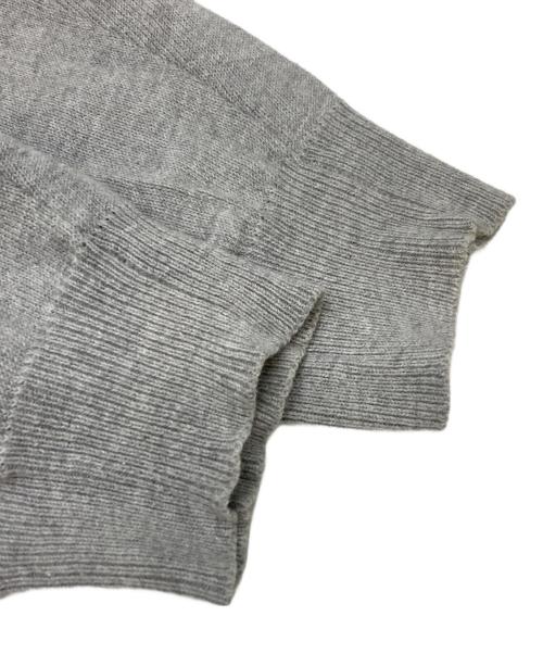 Maison Margiela 14（メゾンマルジェラ 14）Maison Margiela 14 (メゾンマルジェラ 14) エルボーパッチVネックニット グレー サイズ:Mの古着・服飾アイテム
