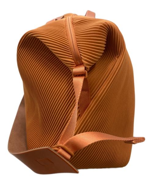 HOMME PLISSE ISSEY MIYAKE（オム プリッセ イッセイ ミヤケ）HOMME PLISSE ISSEY MIYAKE (オム プリッセ イッセイ ミヤケ) PLEATS TRAVEL BAG マナローラブリックブラウンの古着・服飾アイテム