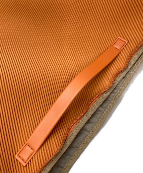 HOMME PLISSE ISSEY MIYAKE（オム プリッセ イッセイ ミヤケ）HOMME PLISSE ISSEY MIYAKE (オム プリッセ イッセイ ミヤケ) PLEATS TRAVEL BAG マナローラブリックブラウンの古着・服飾アイテム