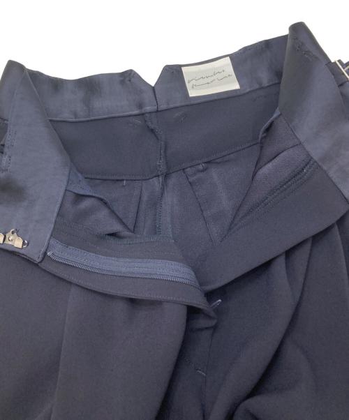 ritsuko karita（リツコカリタ）ritsuko karita (リツコカリタ) satin tuck slacks ネイビーの古着・服飾アイテム