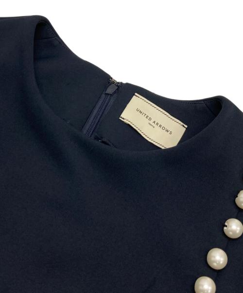 UNITED ARROWS（ユナイテッドアローズ）UNITED ARROWS (ユナイテッドアローズ) SPONGY サイド パールモチーフ ブラウス ネイビー サイズ:38の古着・服飾アイテム
