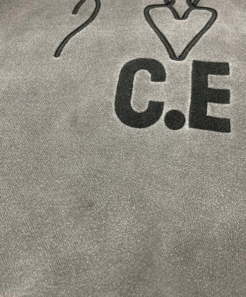 C.E（シーイー）C.E (シーイー) OVERDYE WB HEADS x 4 C.E CREW NECK チャコールグレー サイズ:Mの古着・服飾アイテム