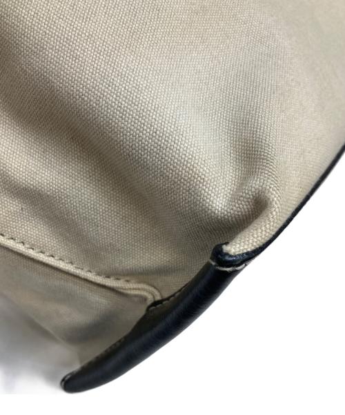 IACUCCI（イアクッチ）IACUCCI (イアクッチ) キャンパスレザーハンドバッグ アイボリー×ブラックの古着・服飾アイテム