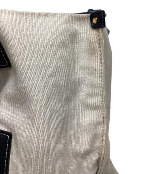 IACUCCI（イアクッチ）IACUCCI (イアクッチ) キャンパスレザーハンドバッグ アイボリー×ブラックの古着・服飾アイテム