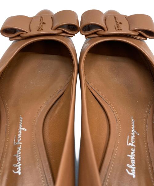 Salvatore Ferragamo（サルヴァトーレ フェラガモ）Salvatore Ferragamo (サルヴァトーレ フェラガモ) ヴァラリボンフラットシューズ ブラウン サイズ:5の古着・服飾アイテム