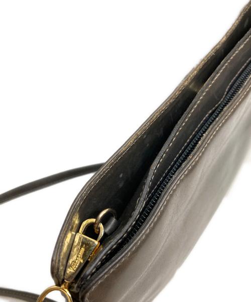Salvatore Ferragamo（サルヴァトーレ フェラガモ）Salvatore Ferragamo (サルヴァトーレ フェラガモ) レザーショルダーバッグ ベージュの古着・服飾アイテム