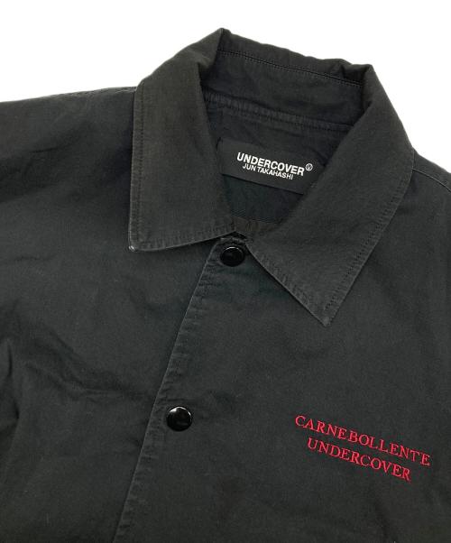 UNDERCOVER（アンダーカバー）UNDERCOVER (アンダーカバー) CARNE BOLLENTE (カルネボレンテ) バック刺繍コーチジャケット ブラック サイズ:2の古着・服飾アイテム