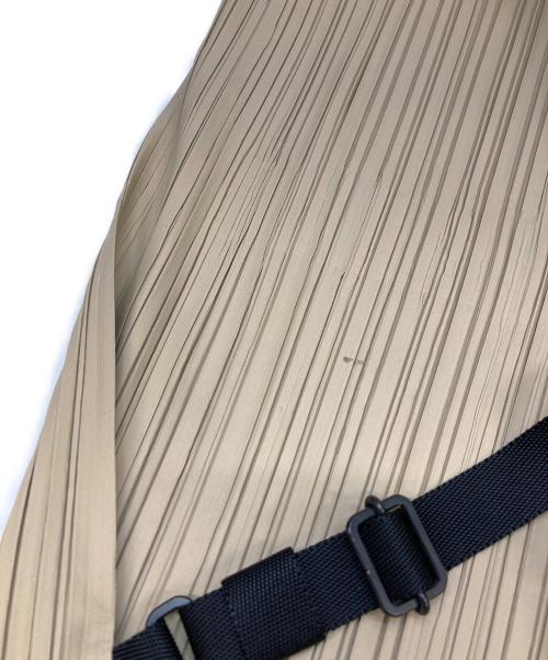 PLEATS PLEASE（プリーツプリーズ）PLEATS PLEASE (プリーツプリーズ) 2WAYプリーツバッグ ベージュの古着・服飾アイテム