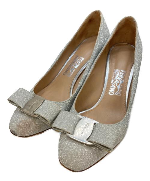 Salvatore Ferragamo（サルヴァトーレ フェラガモ）Salvatore Ferragamo (サルヴァトーレ フェラガモ) ラメグリッターリボンパンプス シルバー サイズ:5 1/2Dの古着・服飾アイテム