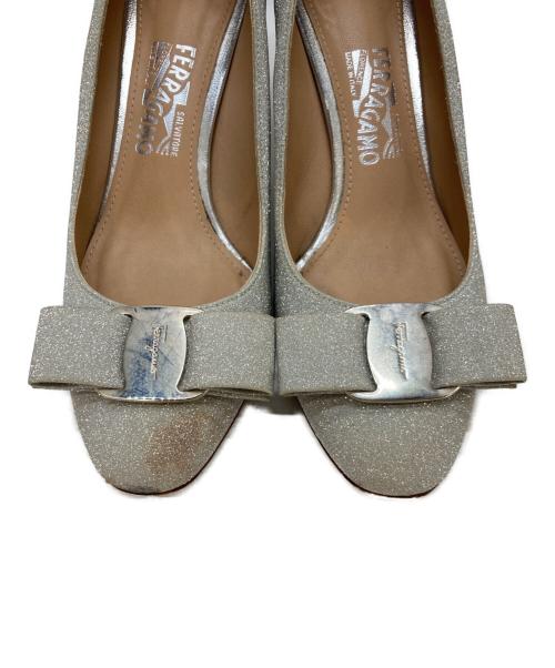 Salvatore Ferragamo（サルヴァトーレ フェラガモ）Salvatore Ferragamo (サルヴァトーレ フェラガモ) ラメグリッターリボンパンプス シルバー サイズ:5 1/2Dの古着・服飾アイテム