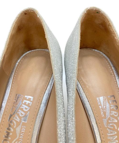 Salvatore Ferragamo（サルヴァトーレ フェラガモ）Salvatore Ferragamo (サルヴァトーレ フェラガモ) ラメグリッターリボンパンプス シルバー サイズ:5 1/2Dの古着・服飾アイテム