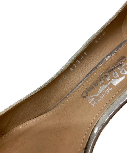 Salvatore Ferragamo（サルヴァトーレ フェラガモ）Salvatore Ferragamo (サルヴァトーレ フェラガモ) ラメグリッターリボンパンプス シルバー サイズ:5 1/2Dの古着・服飾アイテム