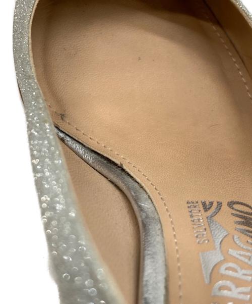 Salvatore Ferragamo（サルヴァトーレ フェラガモ）Salvatore Ferragamo (サルヴァトーレ フェラガモ) ラメグリッターリボンパンプス シルバー サイズ:5 1/2Dの古着・服飾アイテム
