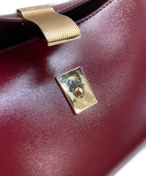 CHARLES & KEITH（チャールズアンドキース）CHARLES & KEITH (チャールズアンドキース) Wisteria メタリックアクセントショルダーバッグ レッドの古着・服飾アイテム