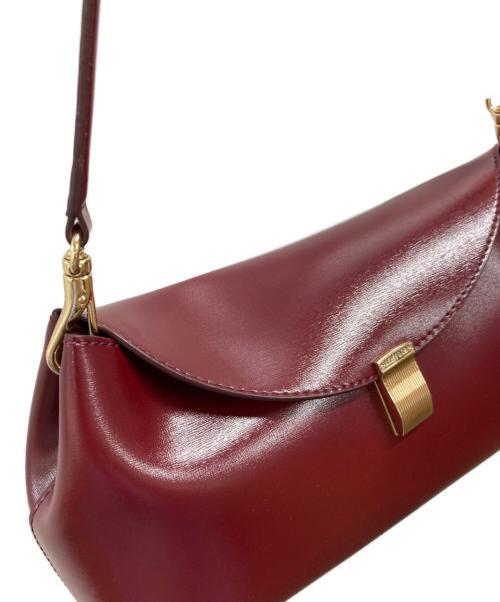 CHARLES & KEITH（チャールズアンドキース）CHARLES & KEITH (チャールズアンドキース) Wisteria メタリックアクセントショルダーバッグ レッドの古着・服飾アイテム